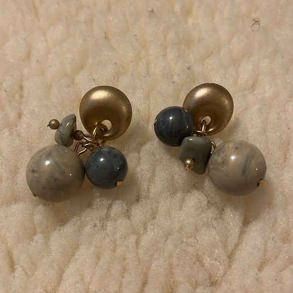 Cute and funky earrings with marble colored round beads and featuring a unique a - Picture 12 of 16